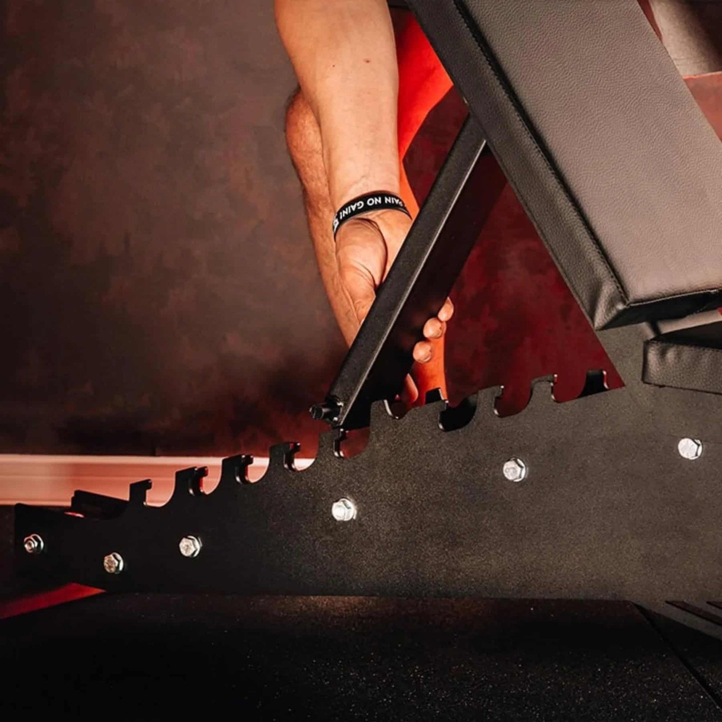 Quick backrest adjustment system on incline weight bench
